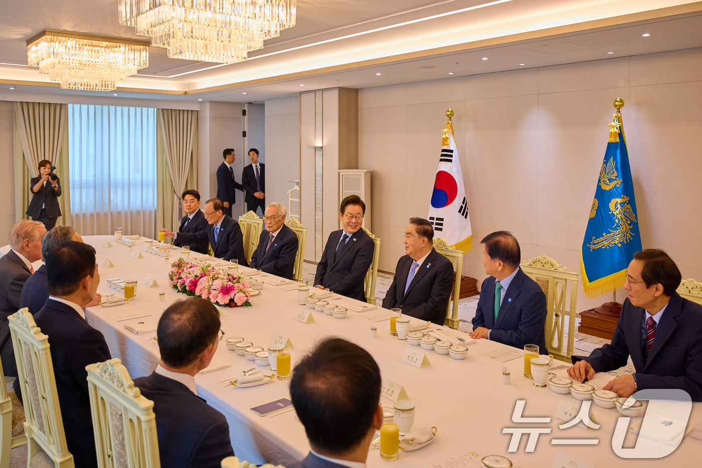 (서울=뉴스1) 허경 기자 = 이재명 대통령이 지난 21일 서울 용산 대통령실 청사에서 열린 더불어민주당 상임고문단 오찬 간담회에서 발언하고 있다. (이재명 대통령 SNS. 재판매 …