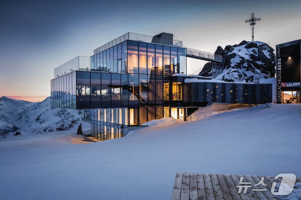본문 이미지 - 해발 3048m에 자리한 유리 건축물 '아이스Q' 전망대(외츠탈관광청 제공)