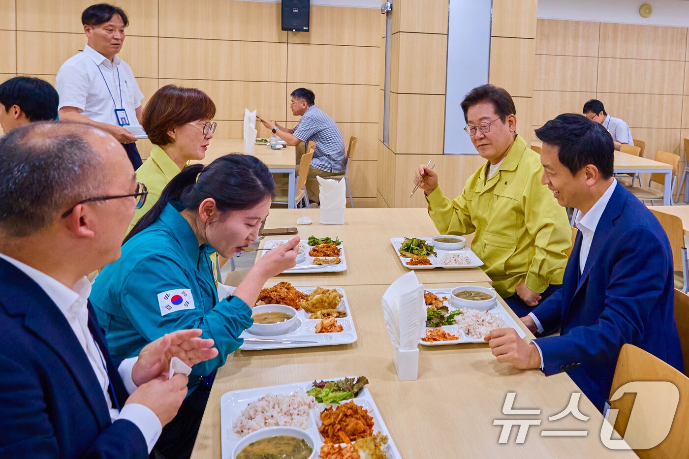 본문 이미지 - 이재명 대통령이 지난 21일 서울 용산 대통령실 청사에서 김현지 총무비서관 등 직원들과 오찬을 하고 있다. &#40;이재명 대통령 SNS. 재판매 및 DB 금지&#41; 2025.8.22/뉴스1 ⓒ News1 허경 기자