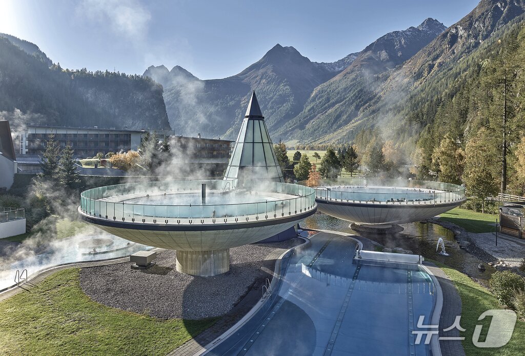 본문 이미지 -  세 개의 원형 노천탕(아쿠아 돔 온천 리조트 제공)