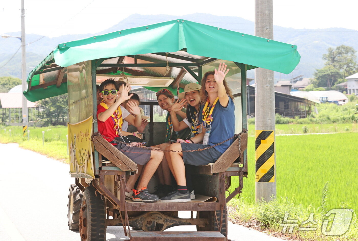 본문 이미지 - 전북 임실군 임실읍 치즈마을을 찾은 덴마크 스카우트들이 경운기를 타며 농촌체험을 하고 있다.(임실군제공. 재판매 및 DB금지)2025.8.22/뉴스1