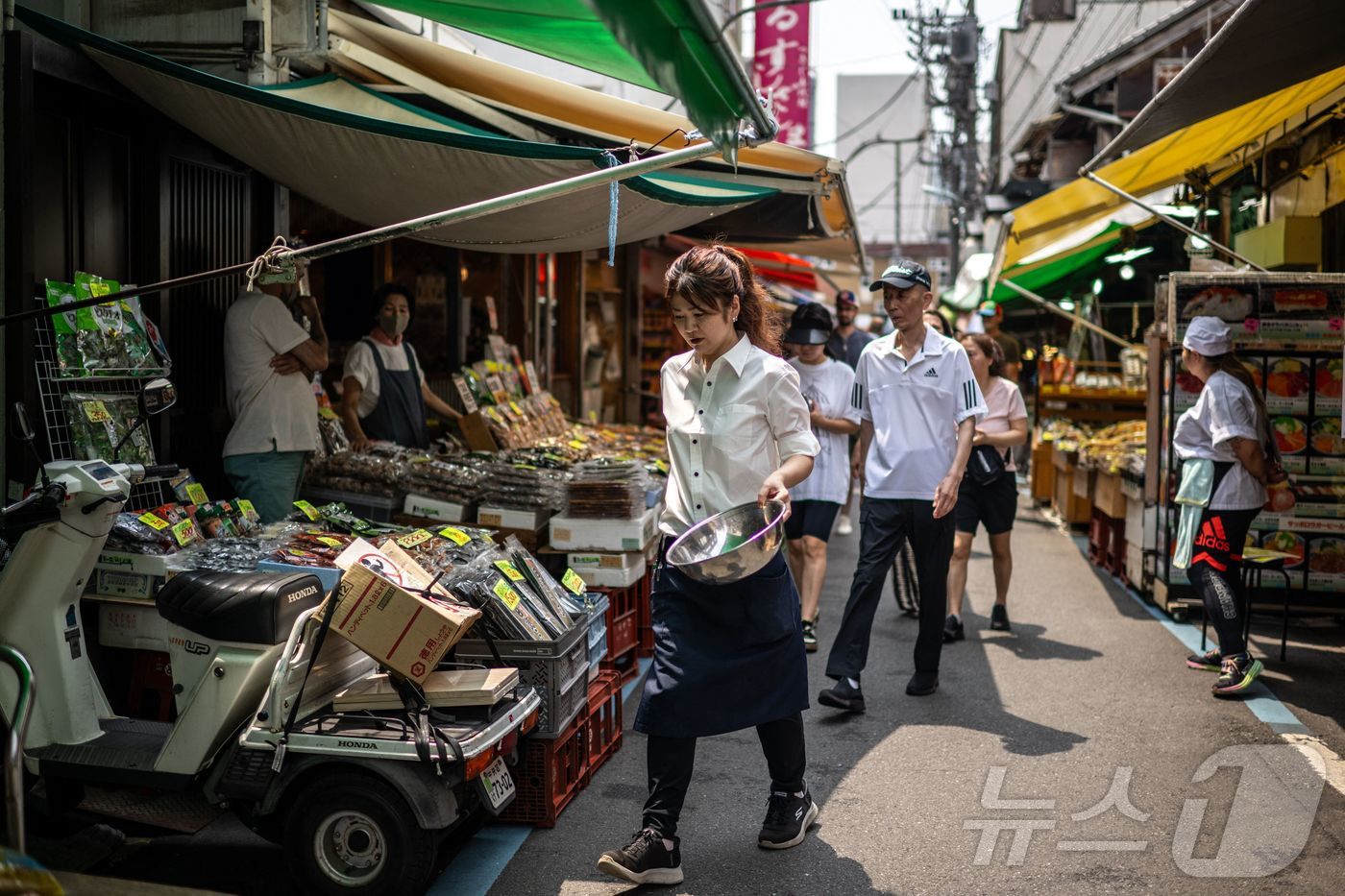 (도쿄 AFP=뉴스1) 김지완 기자 = 22일 일본 도쿄도 주오구의 츠키지시장에서 시민들이 장을 보는 모습. 2025.08.22ⓒ AFP=뉴스1