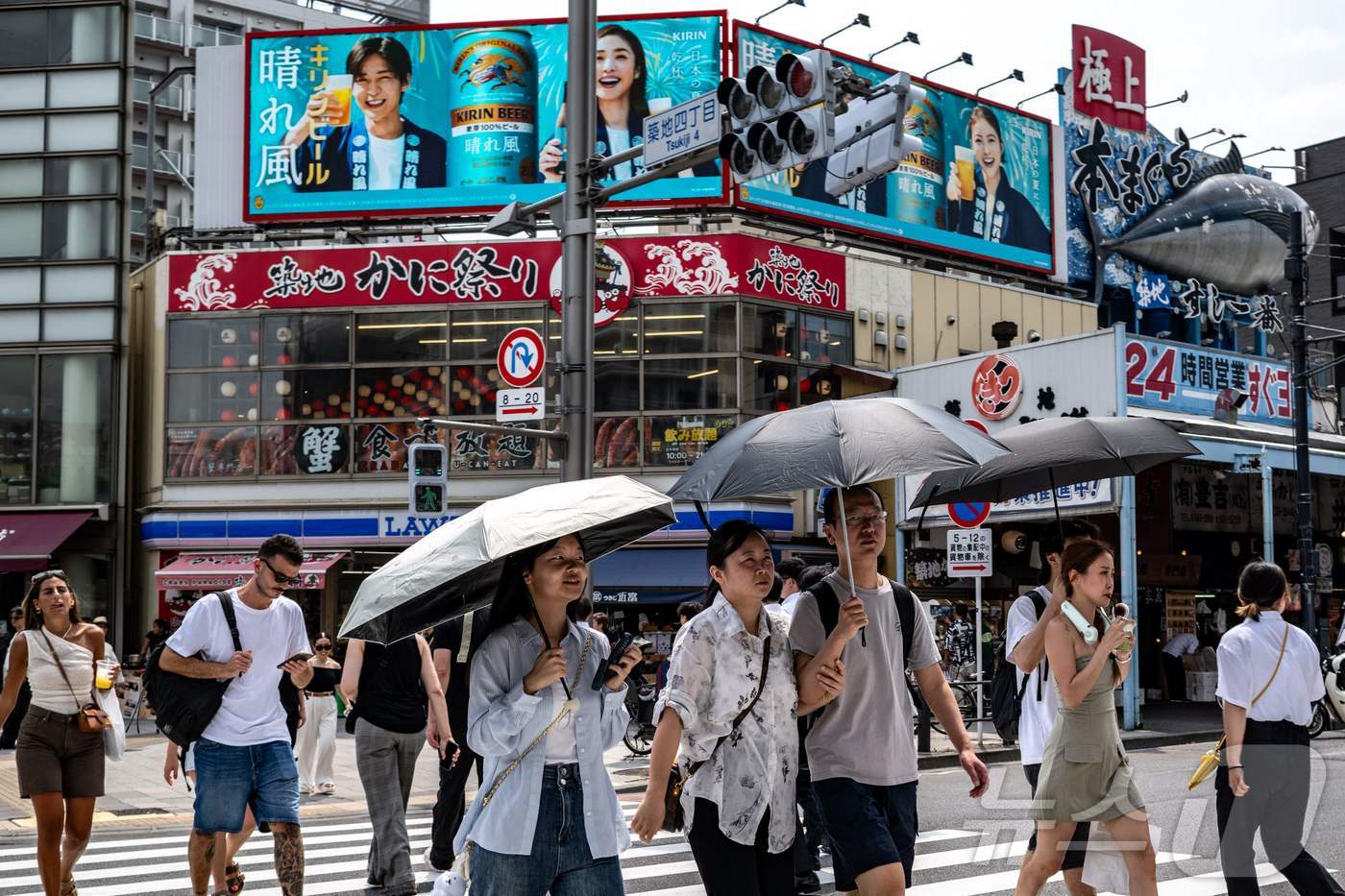 (도쿄 AFP=뉴스1) 김지완 기자 = 22일 일본 도쿄도 주오구의 츠키지시장 근처 거리를 걷는 시민들의 모습. 2025.08.22ⓒ AFP=뉴스1