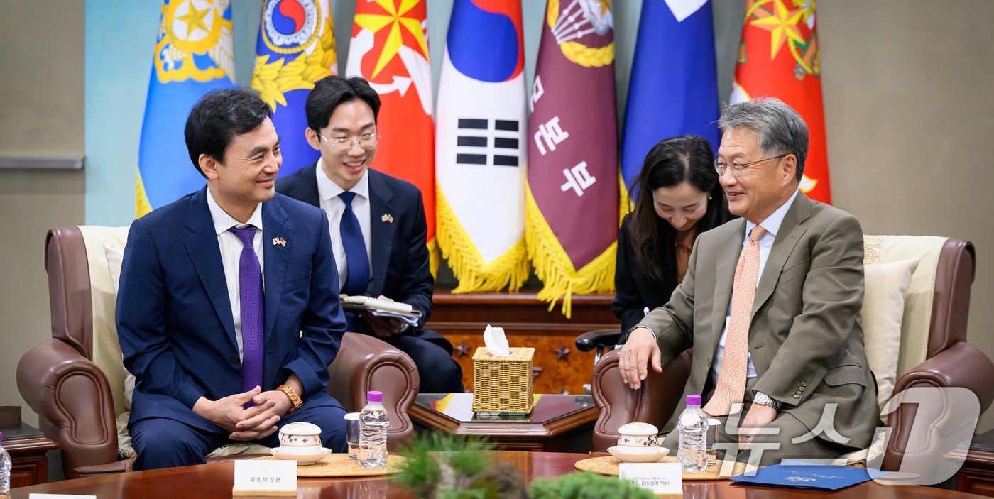 (서울=뉴스1) = 안규백 국방부 장관이 22일 서울 용산구 국방부에서 조셉 윤 주한미국대사대리와 한미동맹 발전방향과 한반도 안보정세에 대해 논의하고 있다. (국방부 제공. 재판매 …