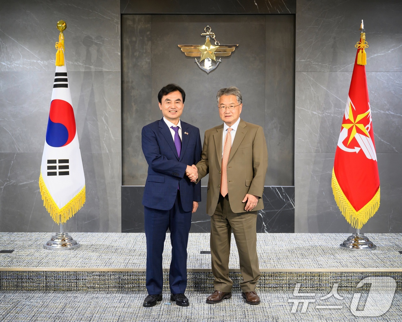 (서울=뉴스1) = 안규백 국방부 장관이 22일 서울 용산구 국방부에서 조셉 윤 주한미국대사대리와 기념 촬영을 하고 있다. (국방부 제공. 재판매 및 DB 금지) 2025.8.22 …