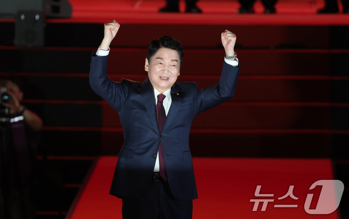 (청주=뉴스1) 신웅수 기자 = 안철수 국민의힘 당대표 후보가 22일 오후 충북 청주 오스코에서 열린 제6차 전당대회에 입장하며 인사하고 있다. (공동취재) 2025.8.22/뉴스 …