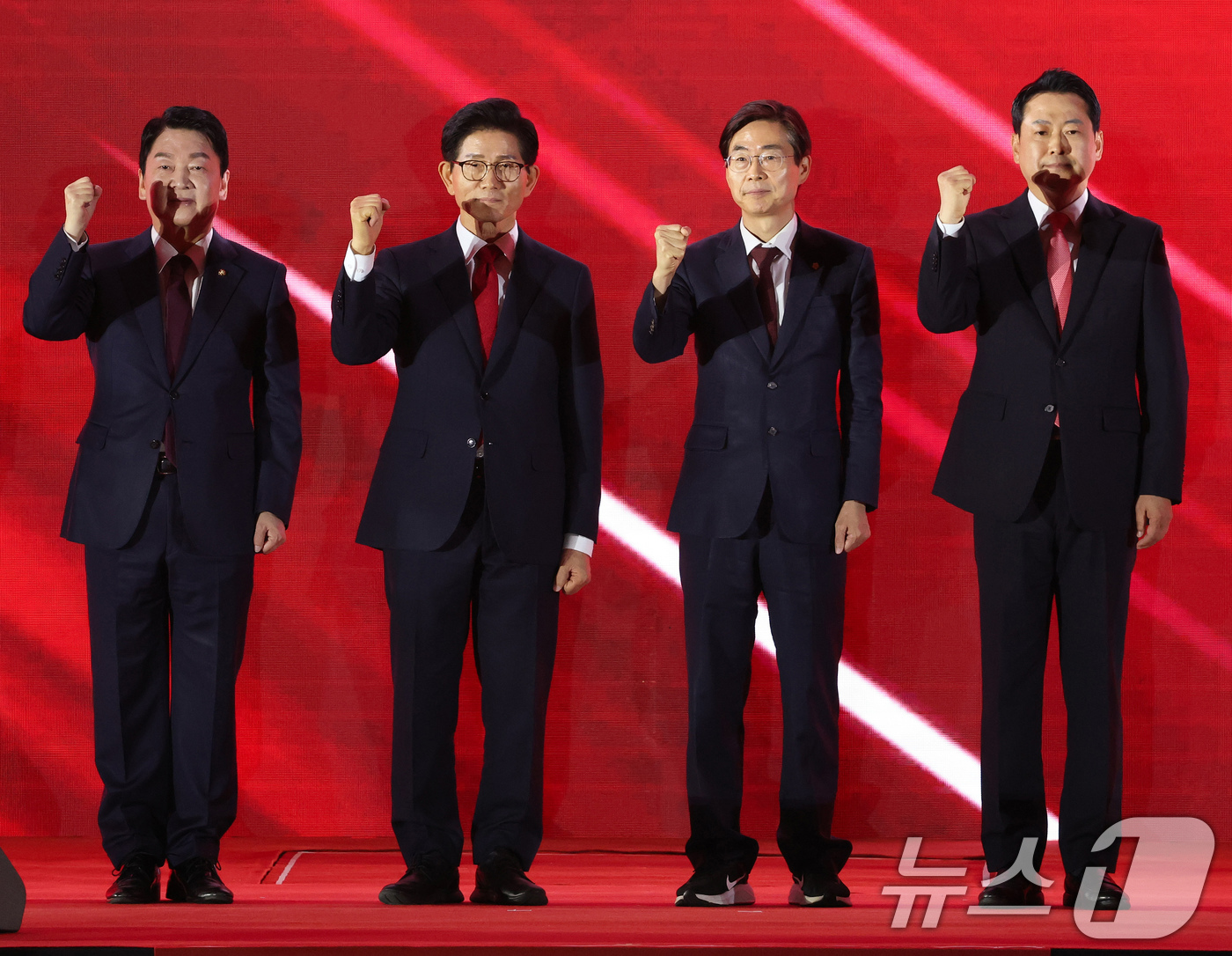 (청주=뉴스1) 신웅수 기자 = 안철수(왼쪽부터), 김문수, 조경태, 장동혁 국민의힘 당대표 후보가 22일 오후 충북 청주 오스코에서 열린 제6차 전당대회에서 기념 촬영을 하고 있 …