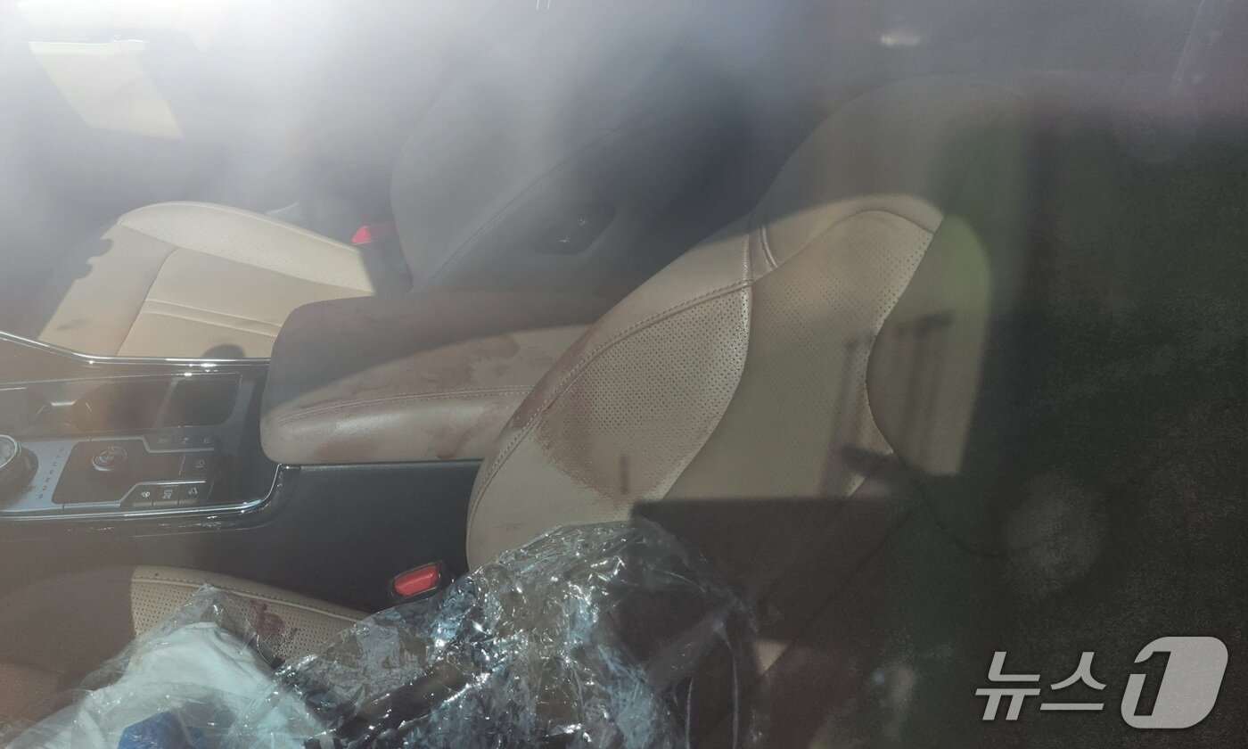 본문 이미지 - A 씨 차량 내부에 혈흔이 묻어 있는 모습. 2025.8.21/뉴스1 ⓒ News1 이종재기자