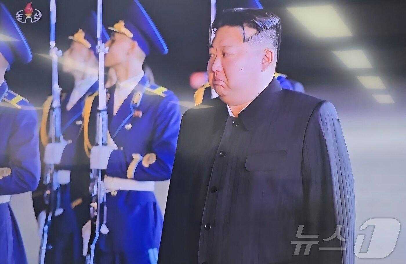 본문 이미지 -  조선중앙TV는 22일 우크라이나 전쟁에서 사망한 전사자들의 운구식을 거행하는 김정은 노동당 총비서의 모습을 조명했다.(조선중앙TV갈무리)  