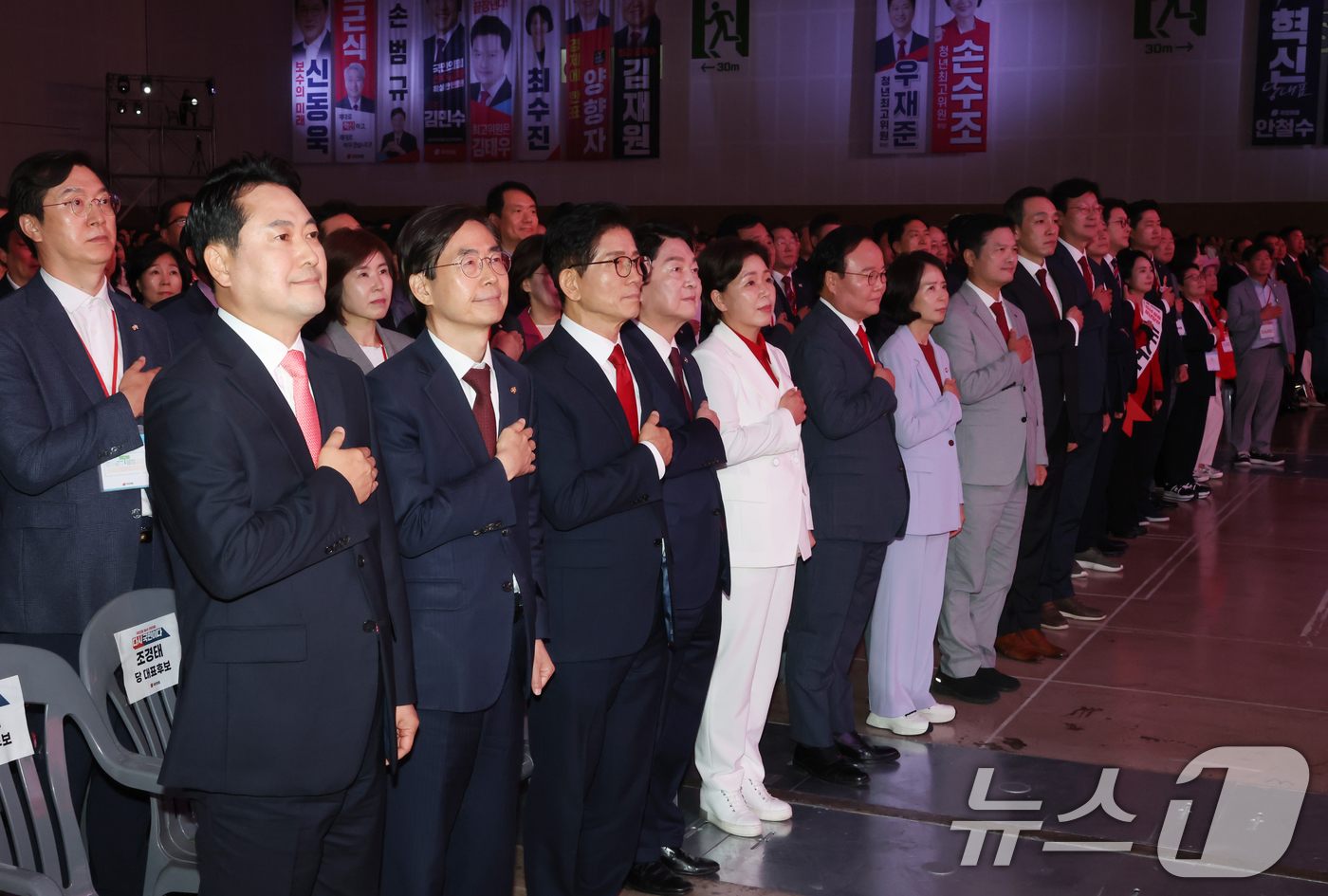 (청주=뉴스1) 신웅수 기자 = 장동혁(왼쪽부터), 조경태, 김문수, 안철수 국민의힘 당대표 후보와 최고위원, 청년 최고위원 후보들이 22일 오후 충북 청주 오스코에서 열린 제6차 …