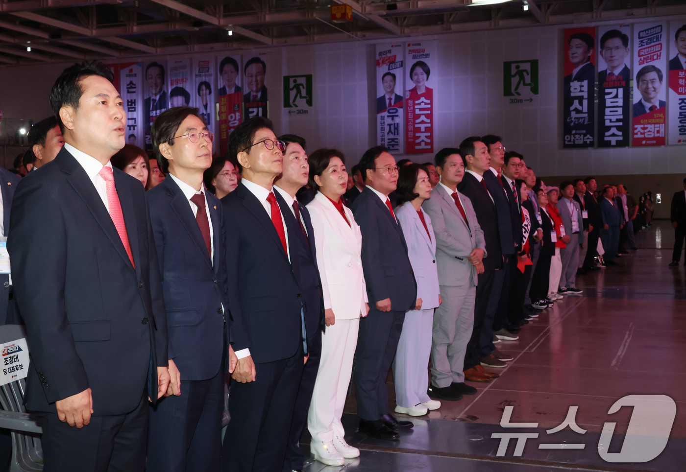 (청주=뉴스1) 신웅수 기자 = 장동혁(왼쪽부터), 조경태, 김문수, 안철수 국민의힘 당대표 후보와 최고위원, 청년 최고위원 후보들이 22일 오후 충북 청주 오스코에서 열린 제6차 …