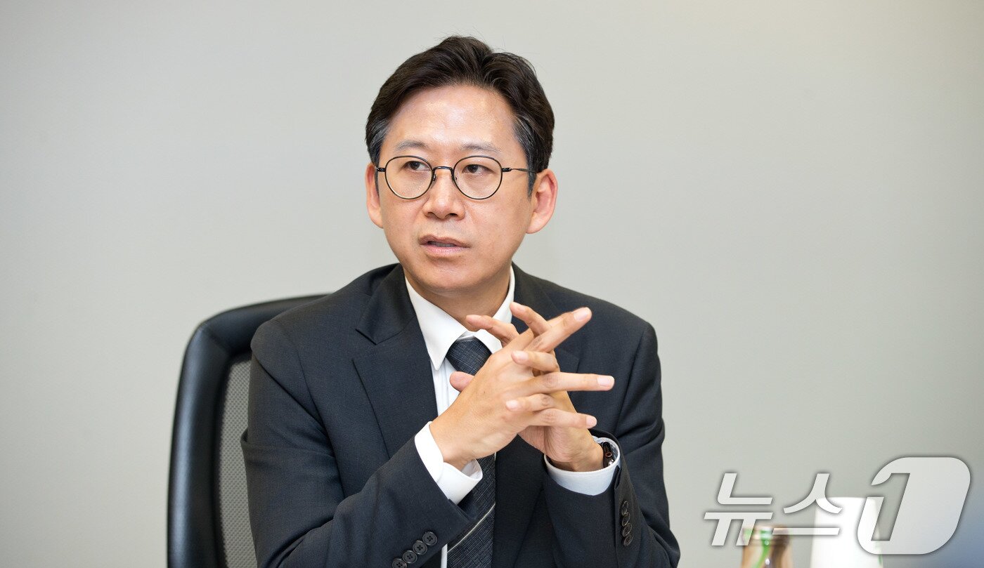 본문 이미지 - 배경훈 과학기술정보통신부 장관이 2025년 8월 22일 서울 종로구 광화문교보빌딩 국가과학기술자문회의 중회의실에서 열린 '과학기술 국제협력 전문가 간담회'에서 바이오, 원자력 등 전략기술 분야에서의 국제협력 공동연구 강화방안에 대해 논의하고 있다. (과학기술정보통신부 제공. 재판매 및 DB 금지) 2025.8.22 ⓒ 뉴스1