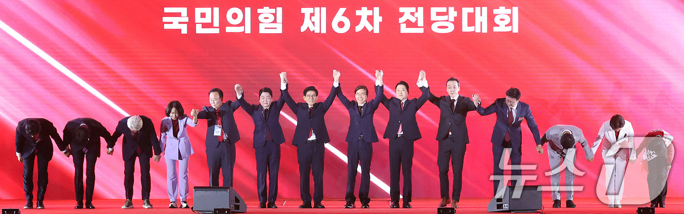 (청주=뉴스1) 신웅수 기자 = 국민의힘 당대표·최고위원·청년 최고위원에 출마한 후보들이 22일 충북 청주시 오스코에서 열린 제6차 전당대회에서 기념 촬영하고 있다. (공동취재) …