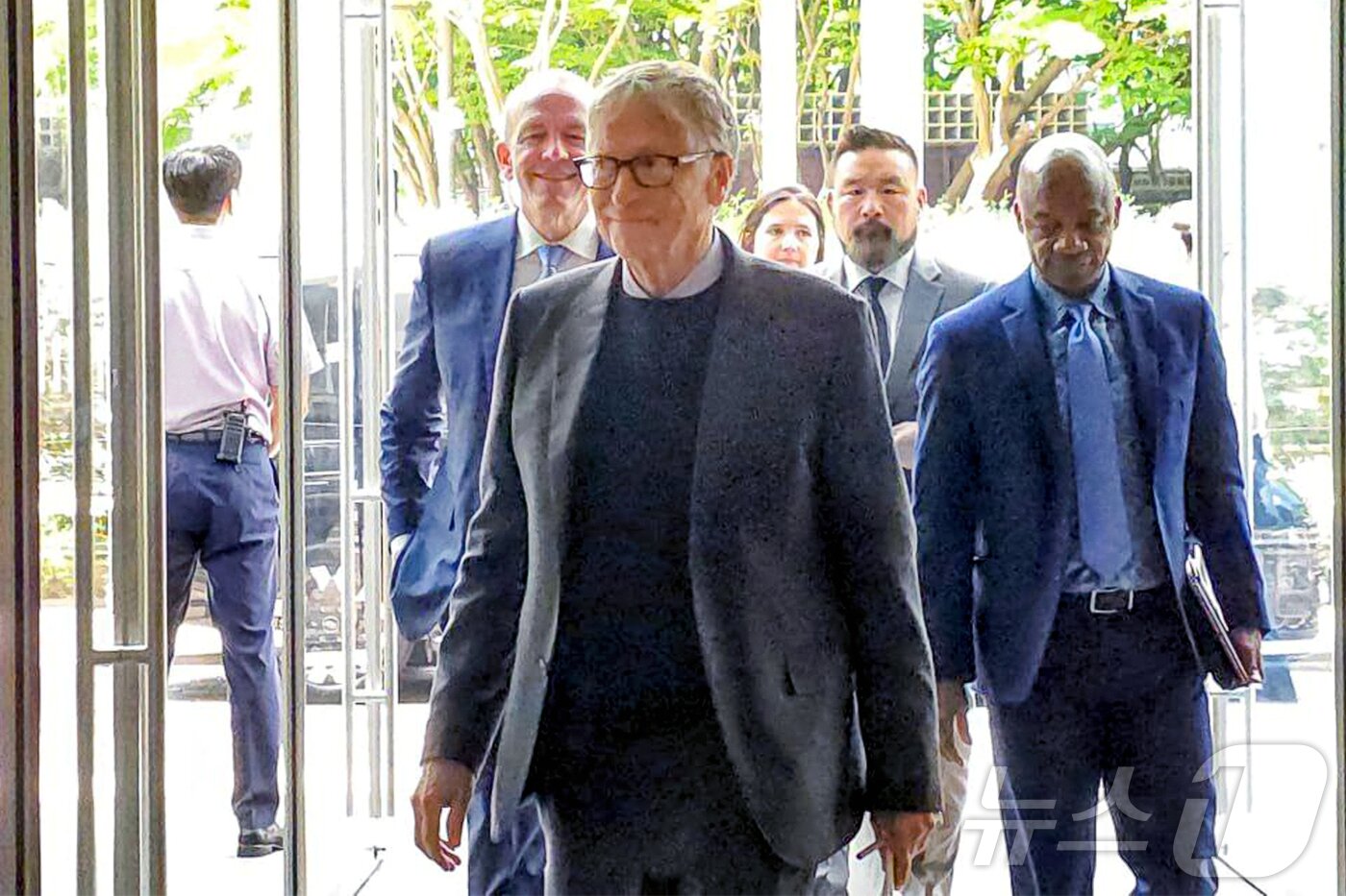 본문 이미지 - 빌 게이츠 게이츠재단 이사장이 8월 22일 이재용 삼성전자 회장과 오찬 미팅을 하기 위해 삼성전자 서초 사옥에 들어서고 있다. &#40;삼성전자 제공. 재판매 및 DB 금지&#41; 2025.8.22/뉴스1