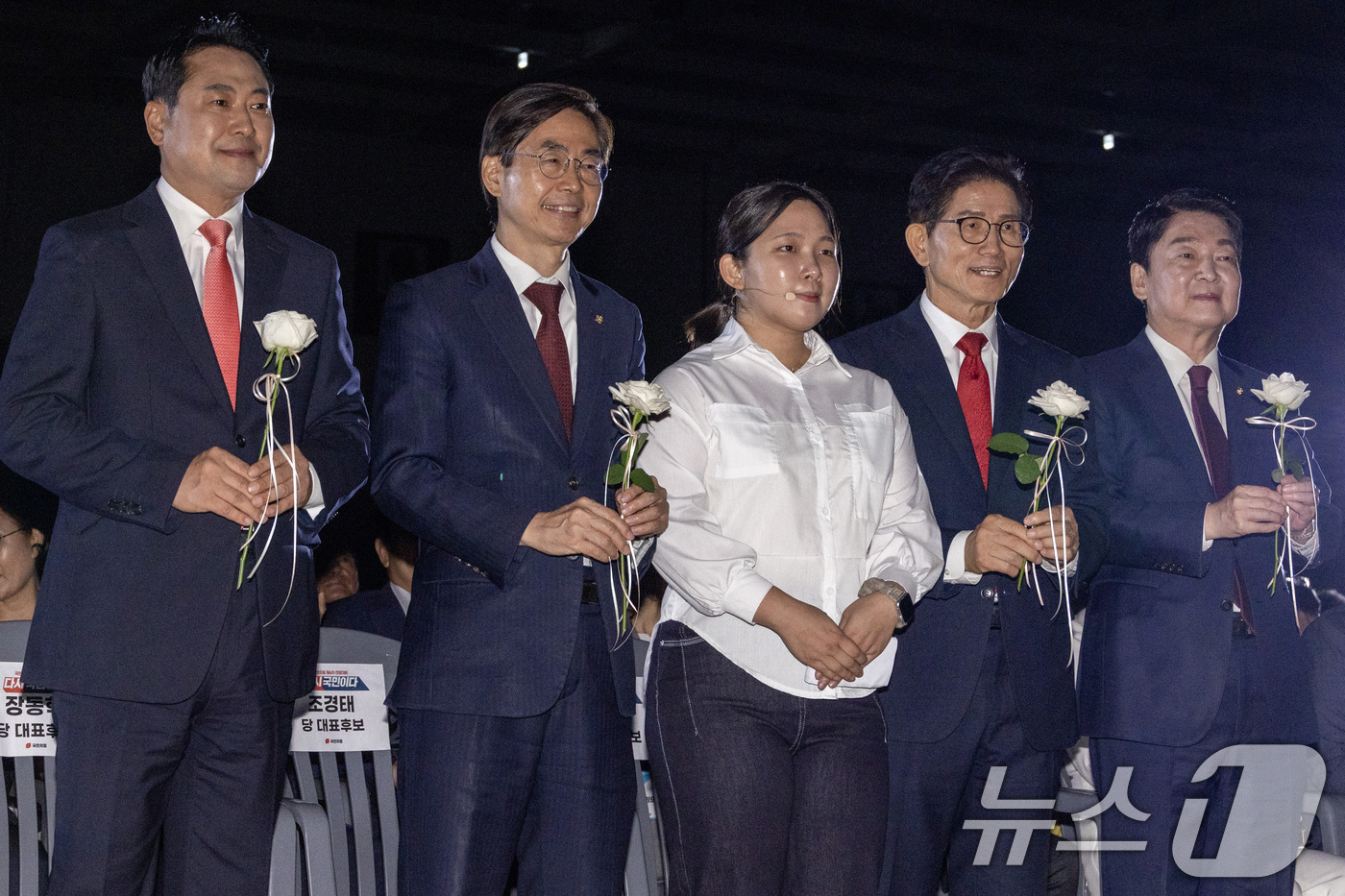 (청주=뉴스1) 신웅수 기자 = 장동혁(왼쪽부터), 조경태, 김문수, 안철수 국민의힘 당대표 후보가 22일 오후 충북 청주 오스코에서 열린 제6차 전당대회에서 백장미를 든채 기념 …