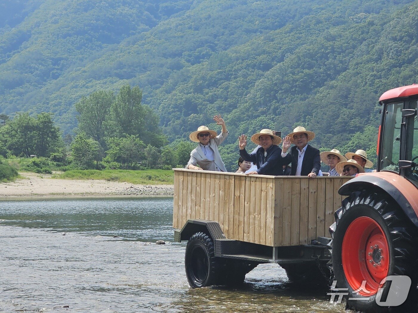 본문 이미지 - 맹개마을을 방문한 유인촌 장관과 권기창 시장이 트랙터를 타고 마을로 들어서고 있다.2024.8.1/뉴스1 신성훈 기자
