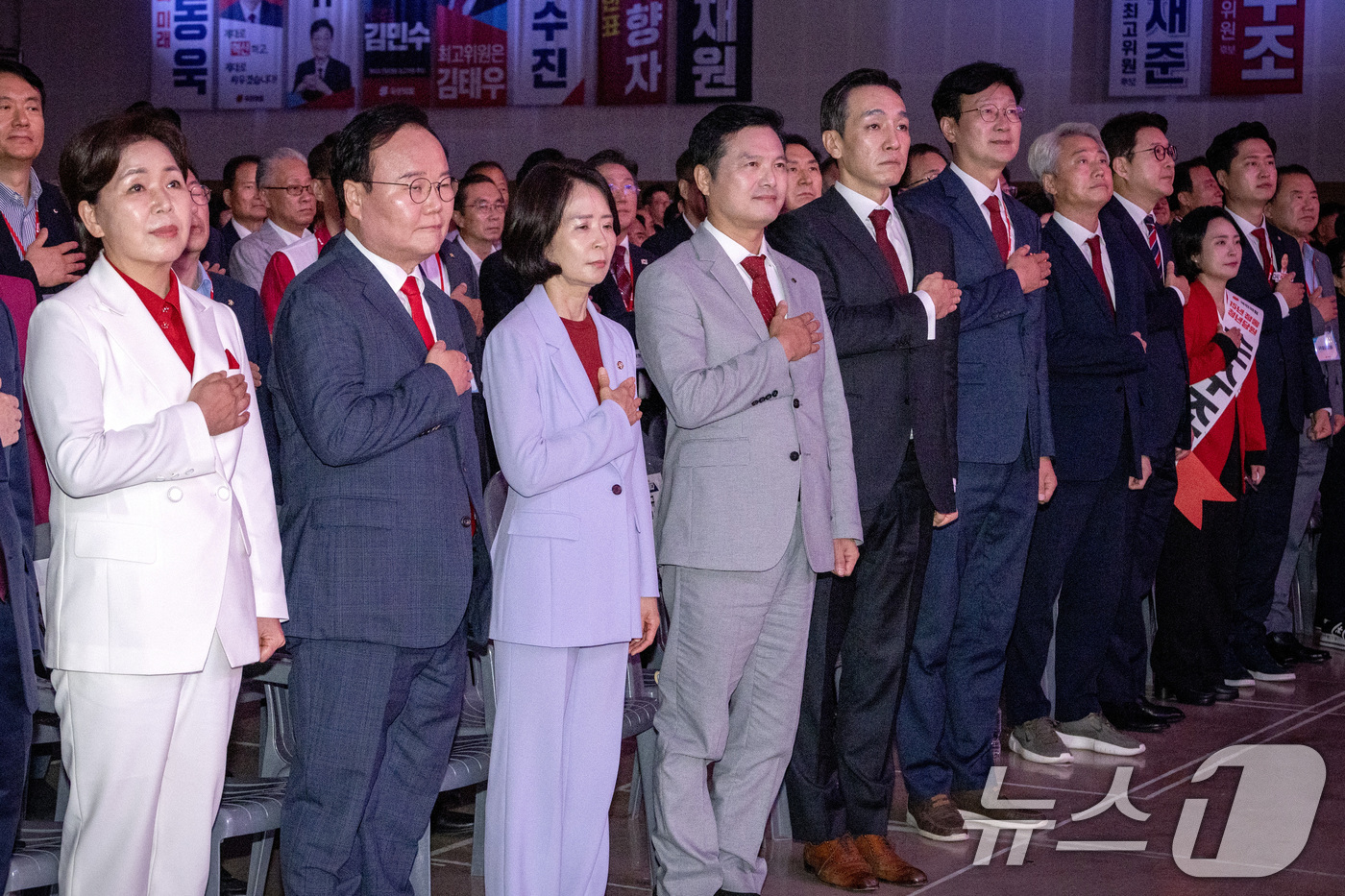 (청주=뉴스1) 신웅수 기자 = 국민의힘 최고위원 후보와 청년 최고위원 후보들이 22일 오후 충북 청주시 오스코에서 열린 제6차 전당대회에서 국민의례를 하고 있다.최고위원에는 김재 …