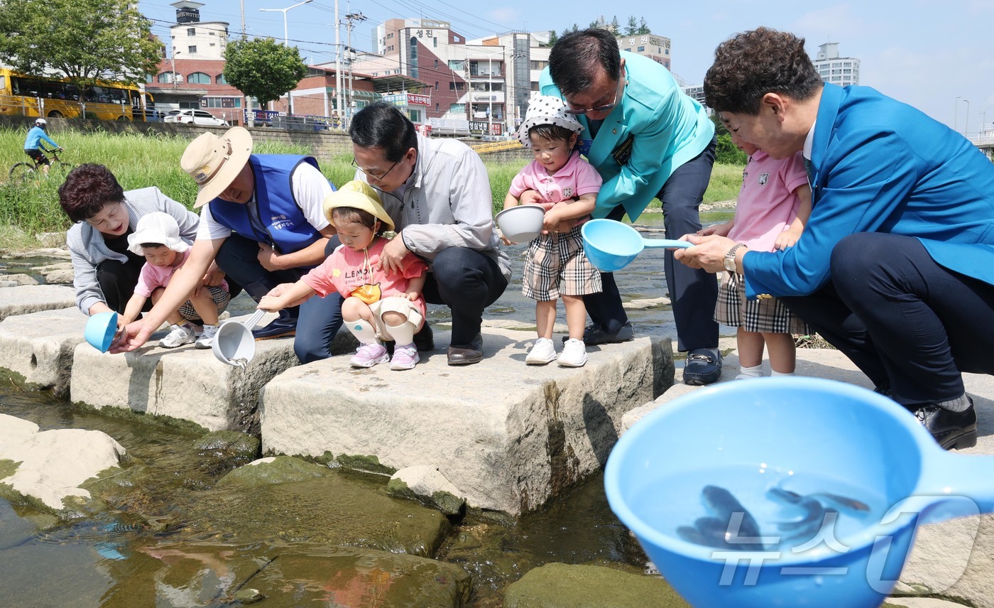 (대전=뉴스1) 이동원 기자 = 대전 동구(구청장 박희조)는 22일 인동 만세로 광장 일원 대전천에서 대전동행로타리클럽(회장 서재국)주관으로 ‘토종어류 치어 방류 및 환경캠페인’을 …