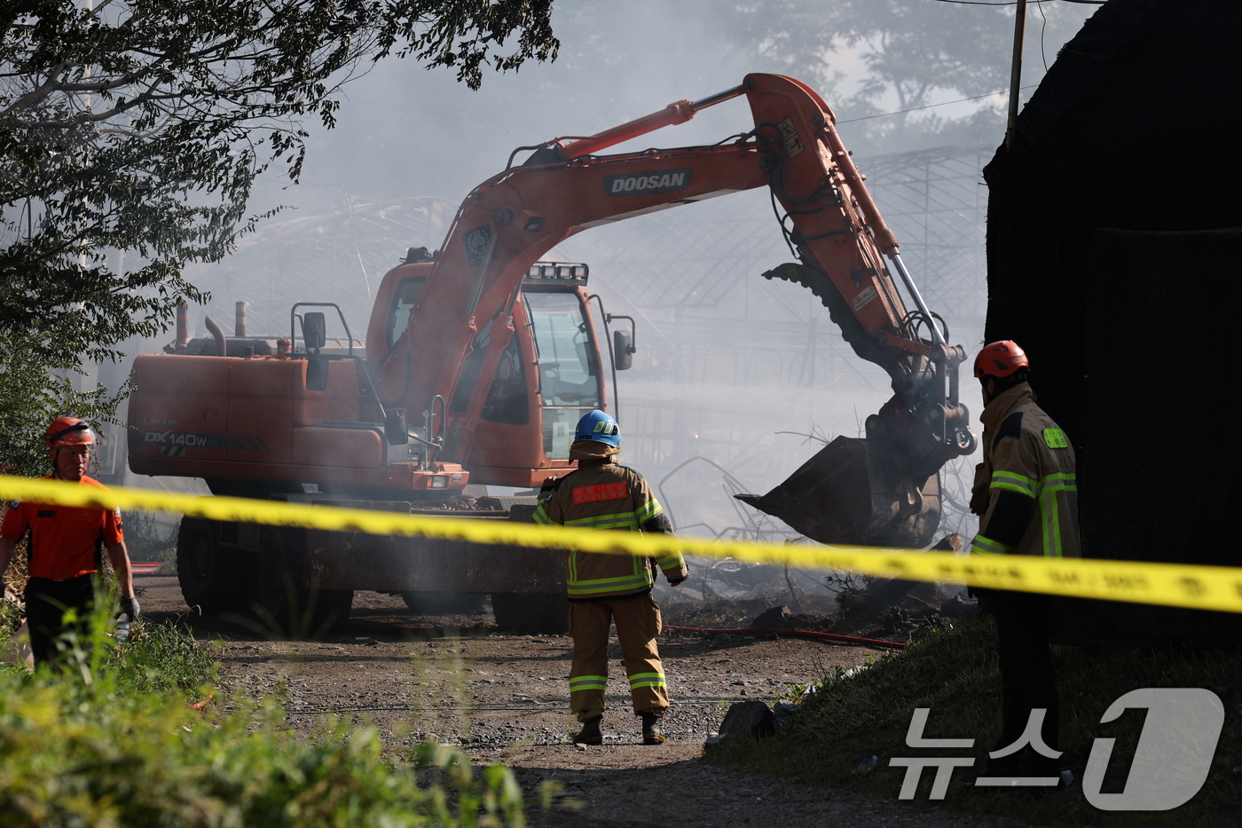 (서울=뉴스1) 이승배 기자 = 22일 오후 서울 강남구 세곡동의 화훼농원 비닐하우스에서 화재가 발생해 소방 관계자들이 잔불 정리를 하고 있다. 2025.8.22/뉴스1