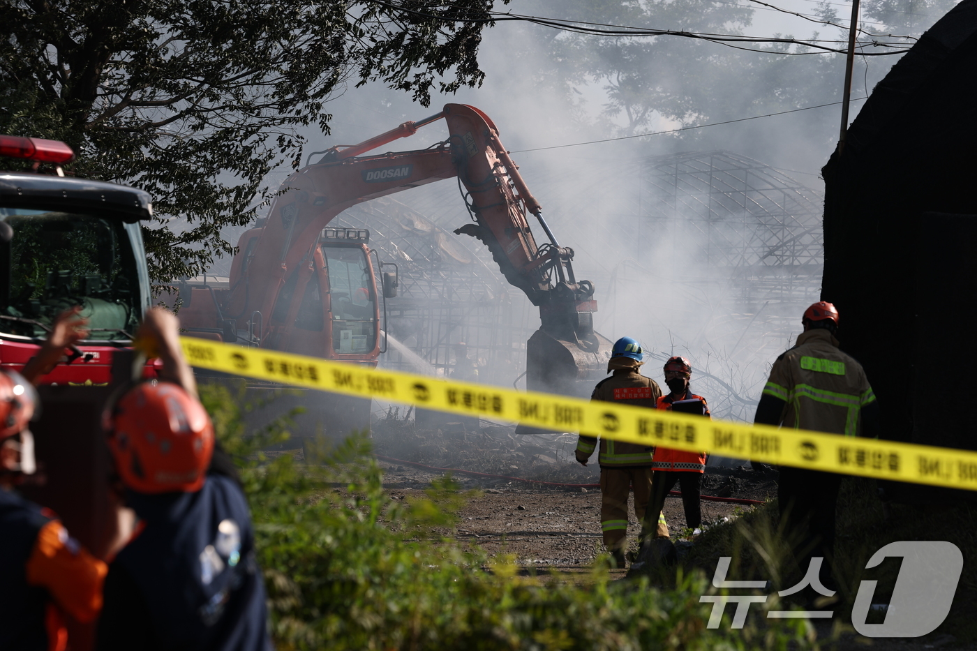(서울=뉴스1) 이승배 기자 = 22일 오후 서울 강남구 세곡동의 화훼농원 비닐하우스에서 화재가 발생해 소방 관계자들이 중장비를 이용해 잔불 정리 작업을 하고 있다. 2025.8. …