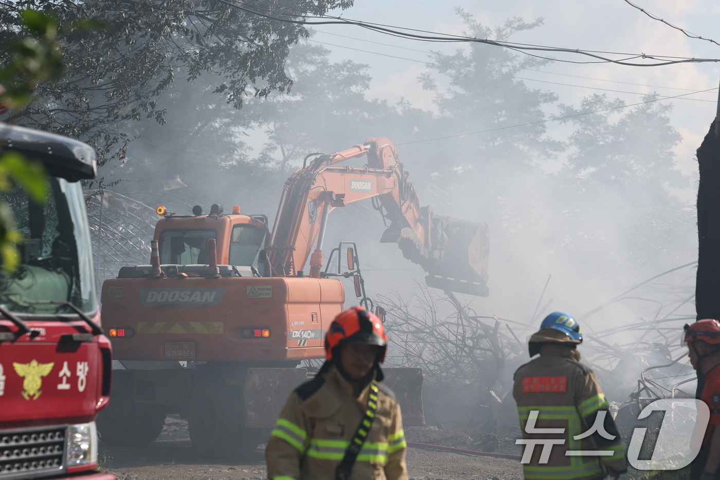 (서울=뉴스1) 이승배 기자 = 22일 오후 서울 강남구 세곡동의 화훼농원 비닐하우스에서 화재가 발생해 소방 관계자들이 중장비를 이용해 잔불 정리 작업을 하고 있다. 2025.8. …