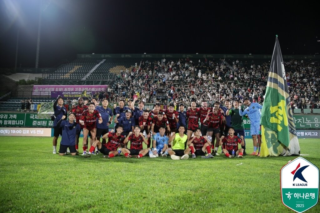 본문 이미지 - 11경기 무패를 달리고 있는 김포FC. 난적 서울 이랜드까지 제압한다면 진짜 판을 흔들 수 있다. &#40;한국프로축구연맹 제공&#41;