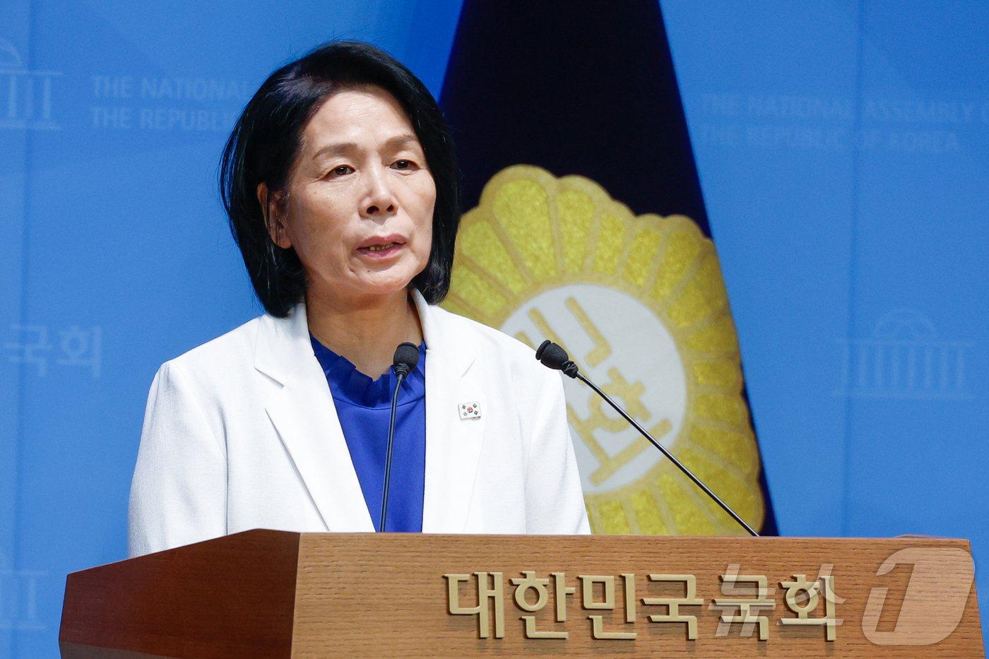 (서울=뉴스1) 안은나 기자 = 최민희 국회 과학기술정보방송통신위원장과 과방위 소속 더불어민주당·조국혁신당 의원들이 22일 오후 서울 여의도 국회 소통관에서 방송법 개정안, 방송문 …