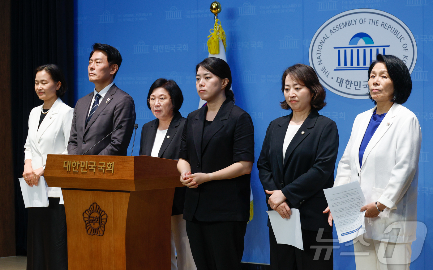 (서울=뉴스1) 안은나 기자 = 최민희 국회 과학기술정보방송통신위원장과 과방위 소속 더불어민주당·조국혁신당 의원들이 22일 오후 서울 여의도 국회 소통관에서 방송법 개정안, 방송문 …