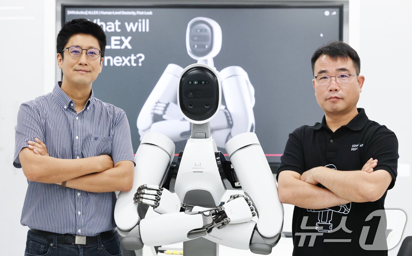 본문 이미지 - 위로보틱스 김용재 공동대표&#40;왼쪽&#41;와 이광규 로봇이노베이션허브&#40;RIH&#41; 센터장이 휴머노이드 로봇 &#39;알렉스&#39;와 함께 팔짱 포즈를 취하고 있다. ⓒ News1 김기태 기자
