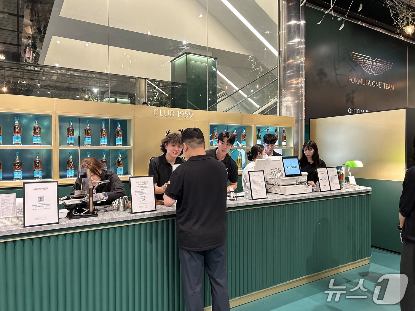 본문 이미지 - 22일 서울 여의도 더현대서울 지하 1층에 윌리엄그랜트앤선즈가 애스턴마틴 F1 팀과 손잡고 &#39;글렌피딕 16년 한정판&#39;을 선보이며 팝업스토어를 마련했다./뉴스1 ⓒ News1 이강 기자