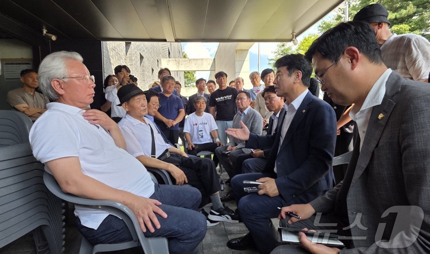 (천안=뉴스1) 이시우 기자 = 22일 독립기념관 겨레누리관에서 더불어민주당 천안시 국회의원들이 김형석 관장 퇴진을 요구하며 농성 중인 독립운동가 후손들과 대화하고 있다.  202 …