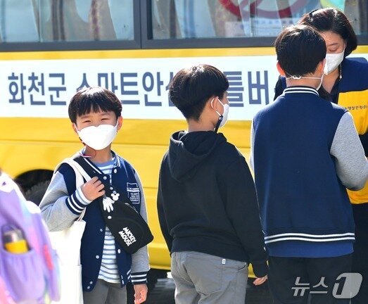 본문 이미지 - 화천군이 추진하는 스마트안심셔틀버스에 탑승하는 아이들.&#40;화천군 제공, 재판매 및 DB금지&#41;