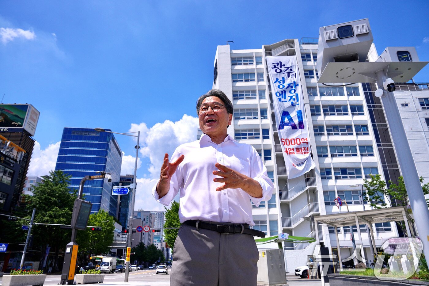 본문 이미지 - 강기정 광주시장이 인공지능&#40;AI&#41; 2단계 사업 예타면제가 최종 확정된 22일 5·18민주광장에서 AI사업 비전을 설명하고 있다.&#40;광주시 제공. 재판매 및 DB 금지&#41; 2025.8.22/뉴스1 