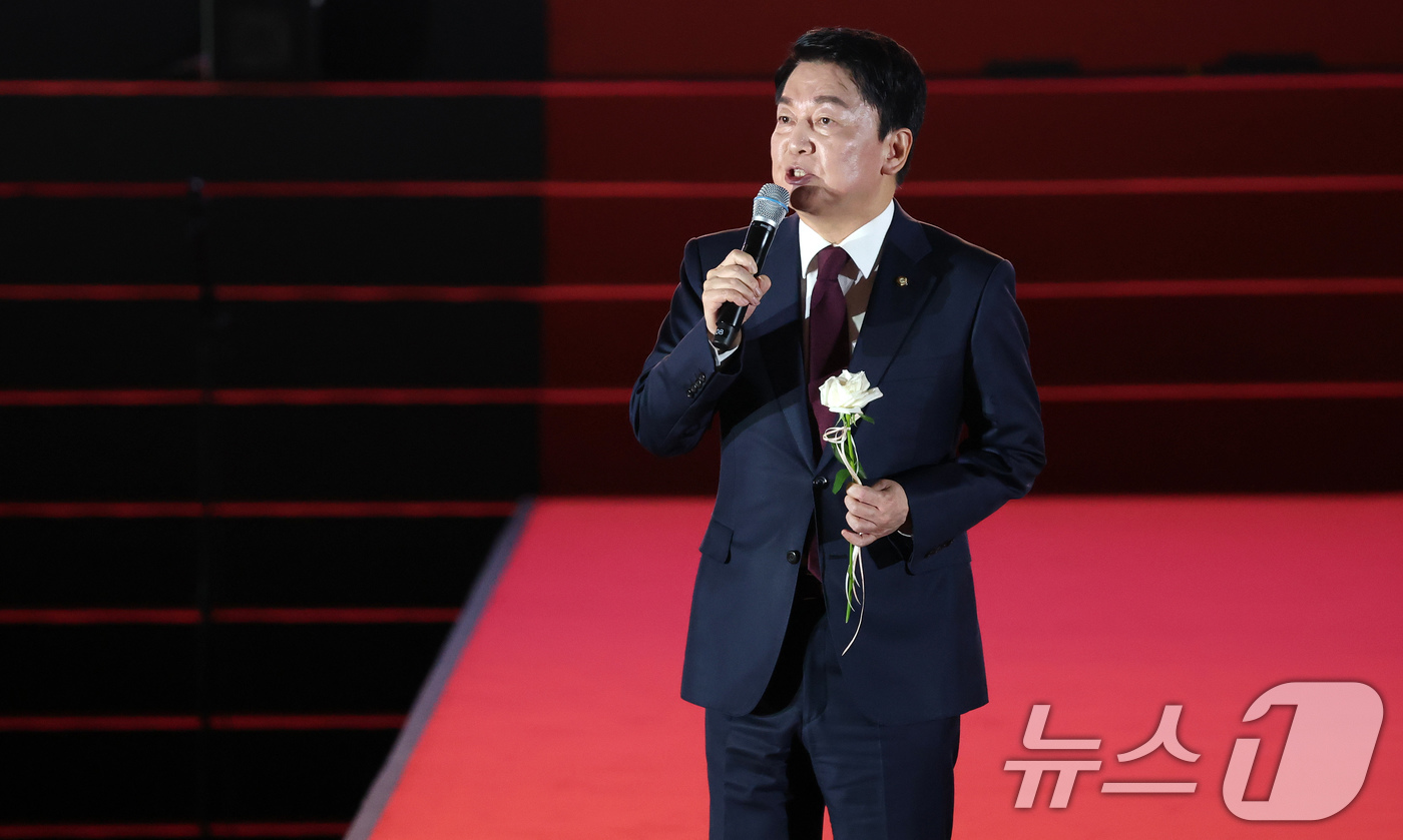 (청주=뉴스1) 신웅수 기자 = 국민의힘 당대표에 출마한 안철수 후보가 22일 충북 청주시 청주오스코에서 열린 국민의힘 제6차 전당대회에서 후보 연설을 하고 있다. (공동취재) 2 …