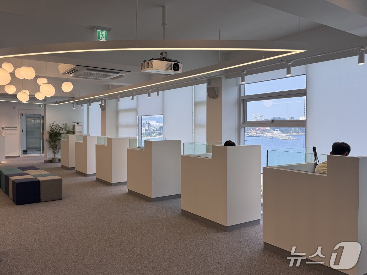 본문 이미지 - 울산 동구 워케이션 센터 &#39;온앤오프&#39; 내부 모습. 창문 너머로 일산해수욕장 풍경이 파노라마처럼 펼쳐져 있다.2025.8.22./뉴스1 ⓒ News1 김세은 기자