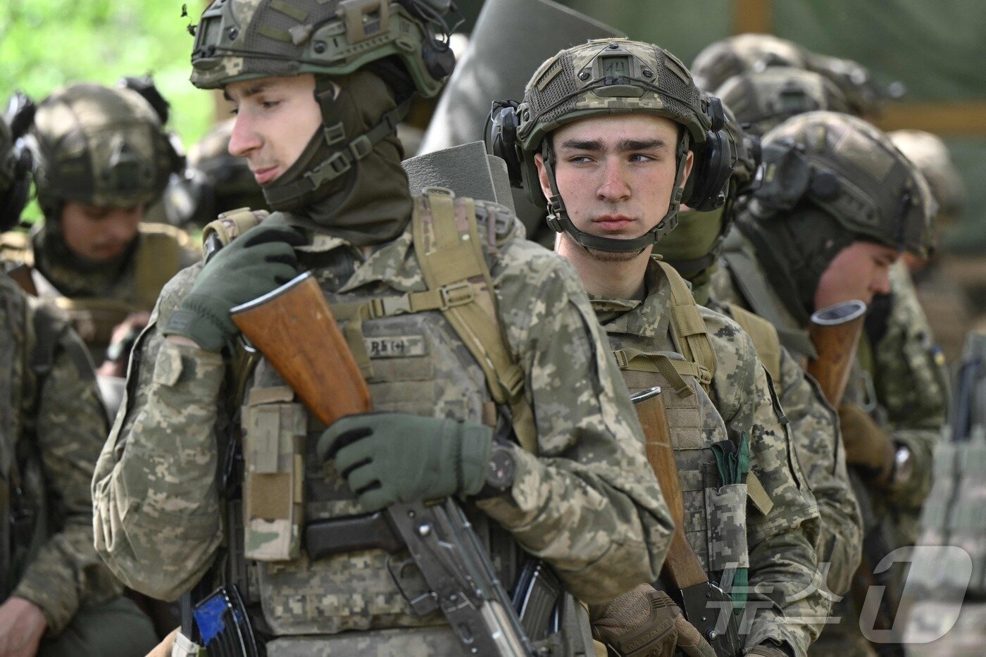 본문 이미지 - 도네츠크의 비밀 장소에서 훈련 중인 우크라이나 군인들. 2025.05.01 ⓒ AFP=뉴스1