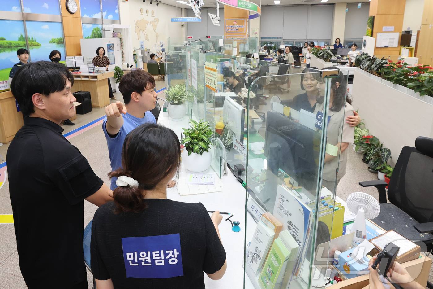 (광주=뉴스1) 이승현 기자 = 22일 광주 동구청 1층 민원봉사과에서 특이 민원에 대응하는 훈련이 진행되고 있다.훈련은 최근 급증하는 악성 민원의 폭언·폭력 등 위법 행위 발생에 …