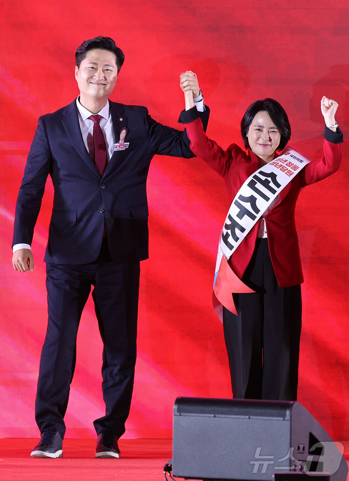 (청주=뉴스1) 신웅수 기자 = 우재준 신임 국민의힘 청년 최고위원(왼쪽)이 22일 오후 충북 청주시 오스코에서 열린 국민의힘 제6차 전당대회에서 경쟁 상대였던 손수조 후보의 손을 …