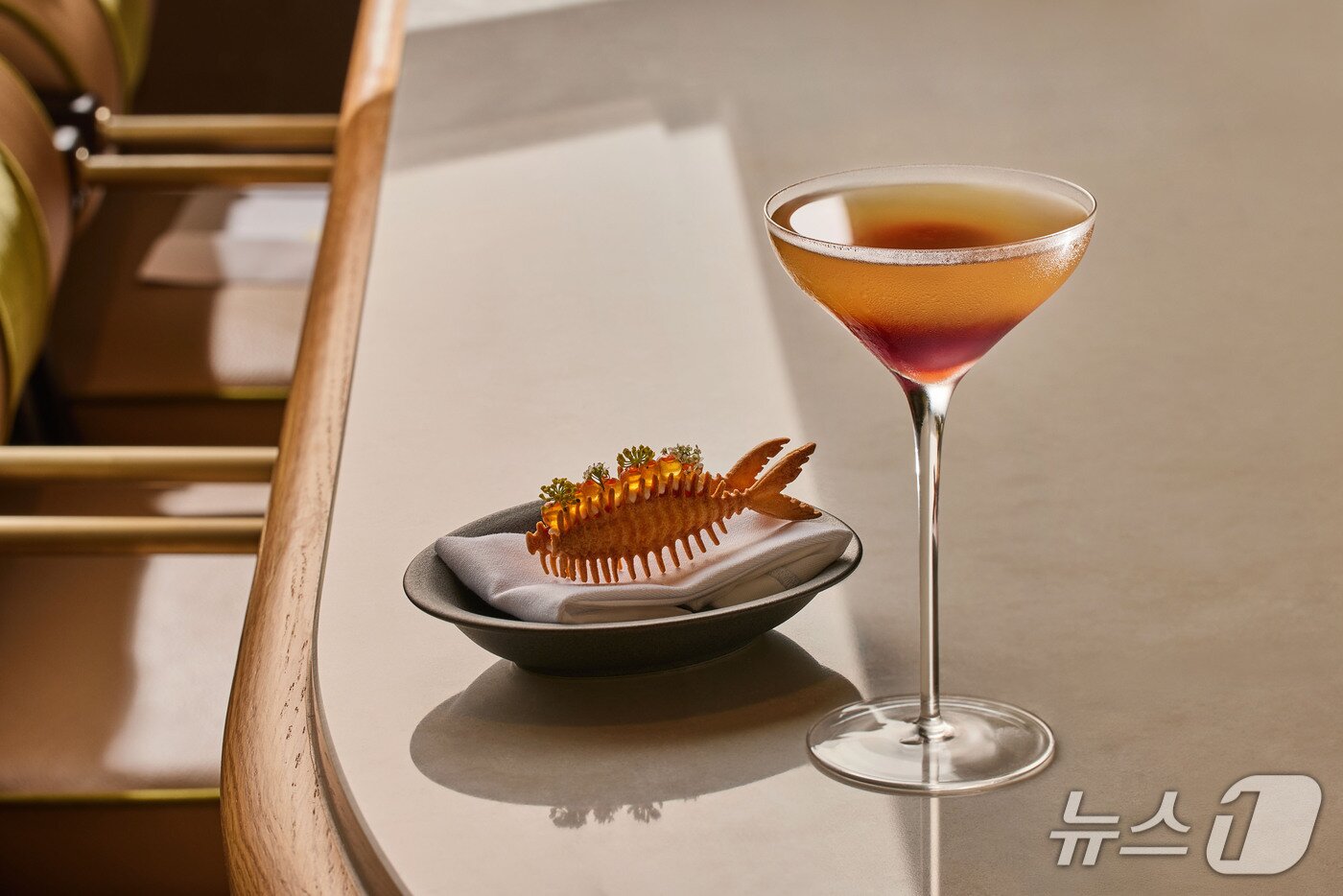 본문 이미지 - 시각적 재미를 더한 칵테일과 곁들임 요리&#40;포시즌스 서울 제공&#41;