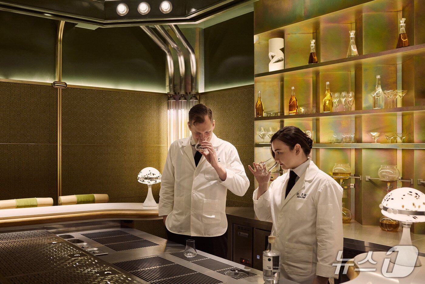 본문 이미지 -  지하 1층 &#39;찰스 H&#39;. 안쪽에 자리한 H.바&#40;포시즌스 서울 제공&#41;