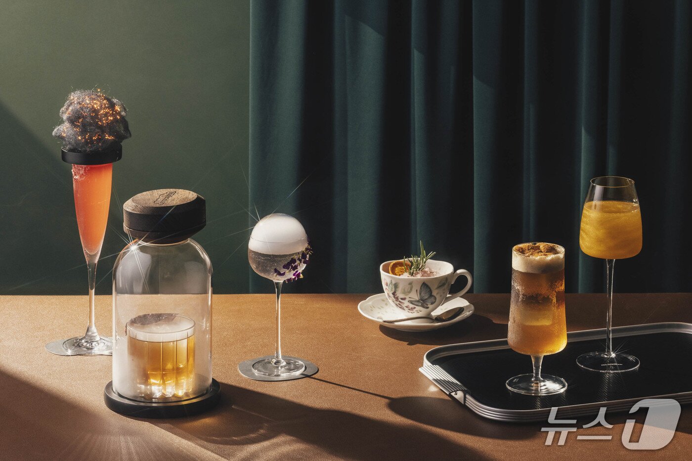 본문 이미지 - 바텐더가 즉석에서 내어주는 맞춤 칵테일&#40;페어몬트 서울 제공&#41;
