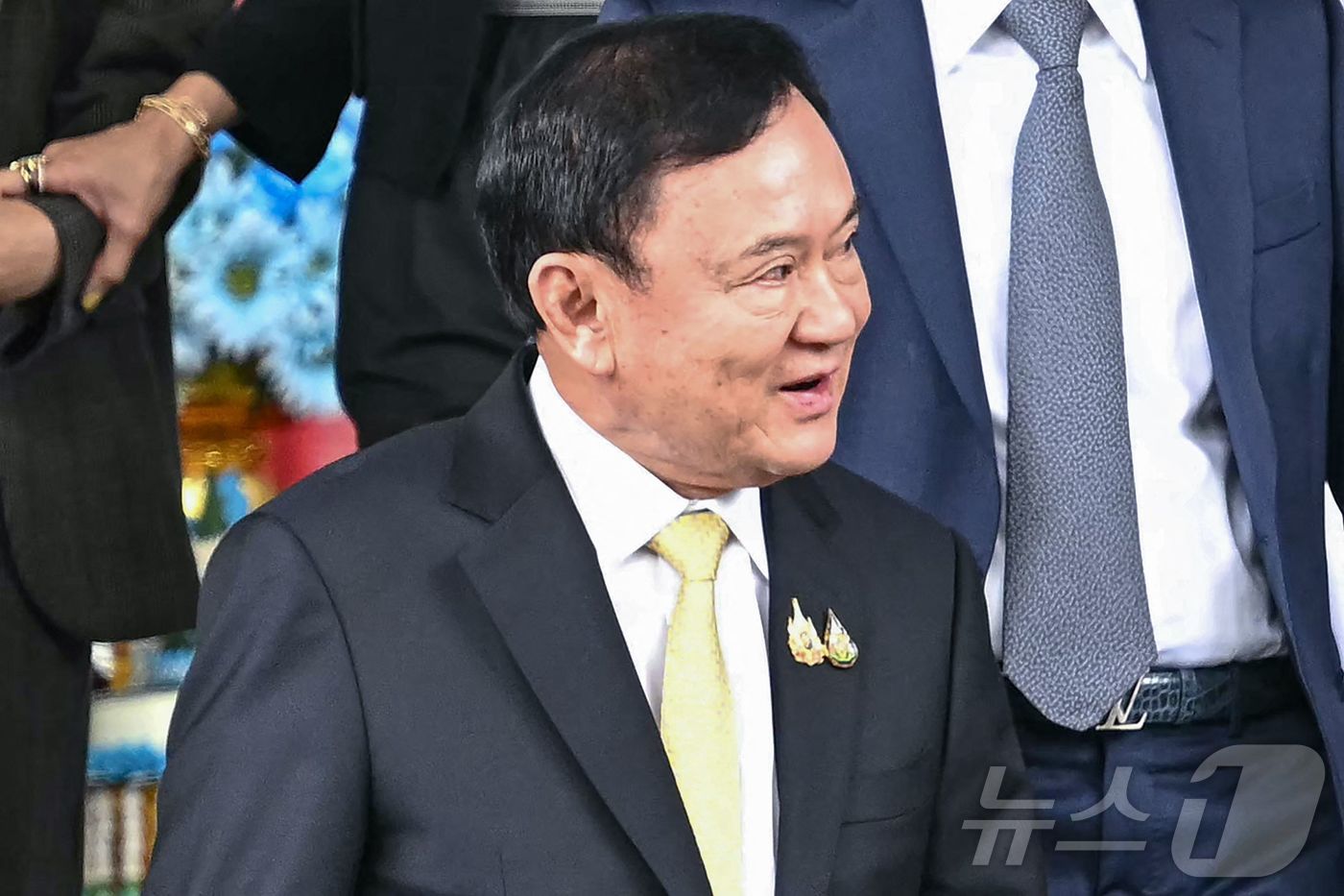 (방콕 AFP=뉴스1) 권영미 기자 = 태국의 탁신 친나왓 전 총리가 22일 방콕 형사법원을 떠나고 있다. 법원은 탁신은 이날 왕실 모독 혐의 관련 소송을 기각, 탁신은 무죄를 선 …