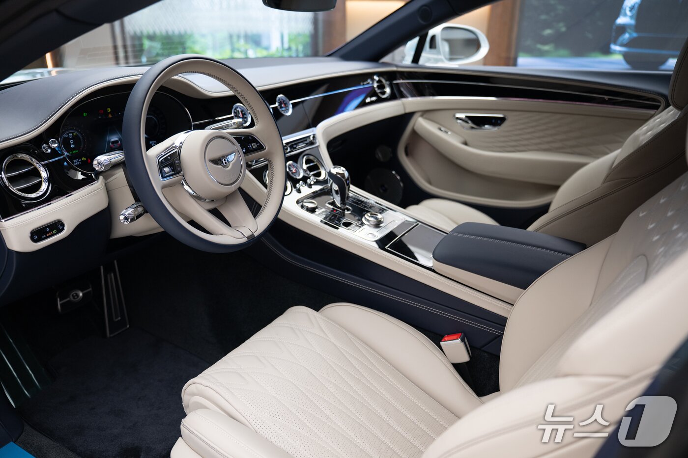 본문 이미지 - 벤틀리 '컨티넨탈 GT 아주르'
