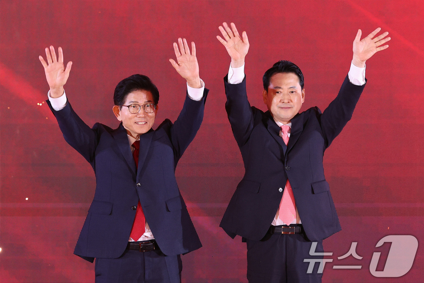 (청주=뉴스1) 신웅수 기자 = 김문수(왼쪽)·장동혁 국민의힘 당대표 후보가 22일 오후 충북 청주시 오스코에서 열린 제6차 전당대회에서 결선 진출에 성공한 뒤 당원들에게 인사하고 …