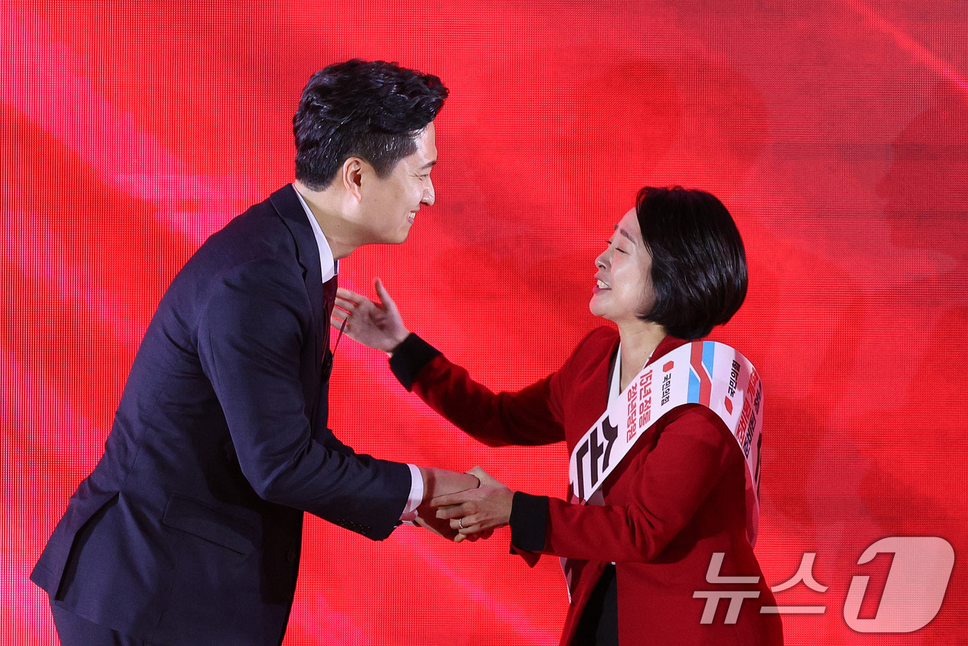 (청주=뉴스1) 신웅수 기자 = 우재준 신임 국민의힘 청년 최고위원(왼쪽)이 22일 오후 충북 청주시 오스코에서 열린 국민의힘 제6차 전당대회에서 손수조 후보와 인사하고 있다. 2 …