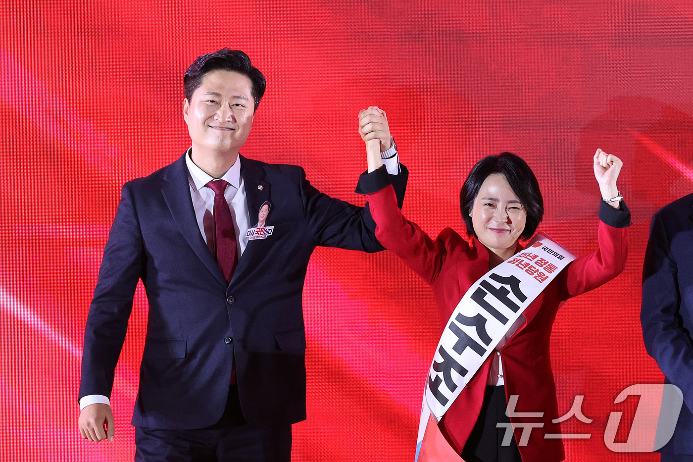 (청주=뉴스1) 신웅수 기자 = 우재준 신임 국민의힘 청년 최고위원(왼쪽)이 22일 오후 충북 청주시 오스코에서 열린 국민의힘 제6차 전당대회에서 손수조 후보와 손을 맞잡고 있다. …