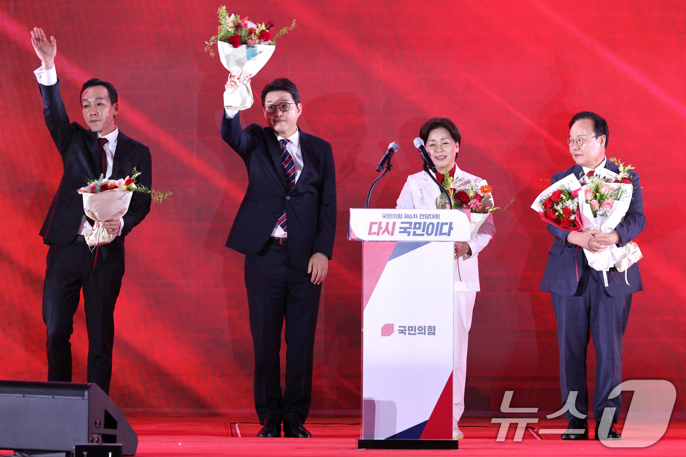 (청주=뉴스1) 신웅수 기자 = 신동욱(왼쪽 두 번째)·김민수 신임 최고위원이 22일 오후 충북 청주시 오스코에서 열린 제6차 전당대회에서 당원들에게 손을 흔들어 인사하고 있다.왼 …