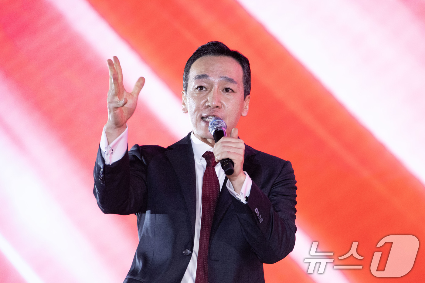 (청주=뉴스1) 신웅수 기자 = 김민수 국민의힘 신임 최고위원이 22일 오후 충북 청주시 오스코에서 열린 제6차 전당대회에서 수락 연설을 하고 있다. (공동취재) 2025.8.22 …