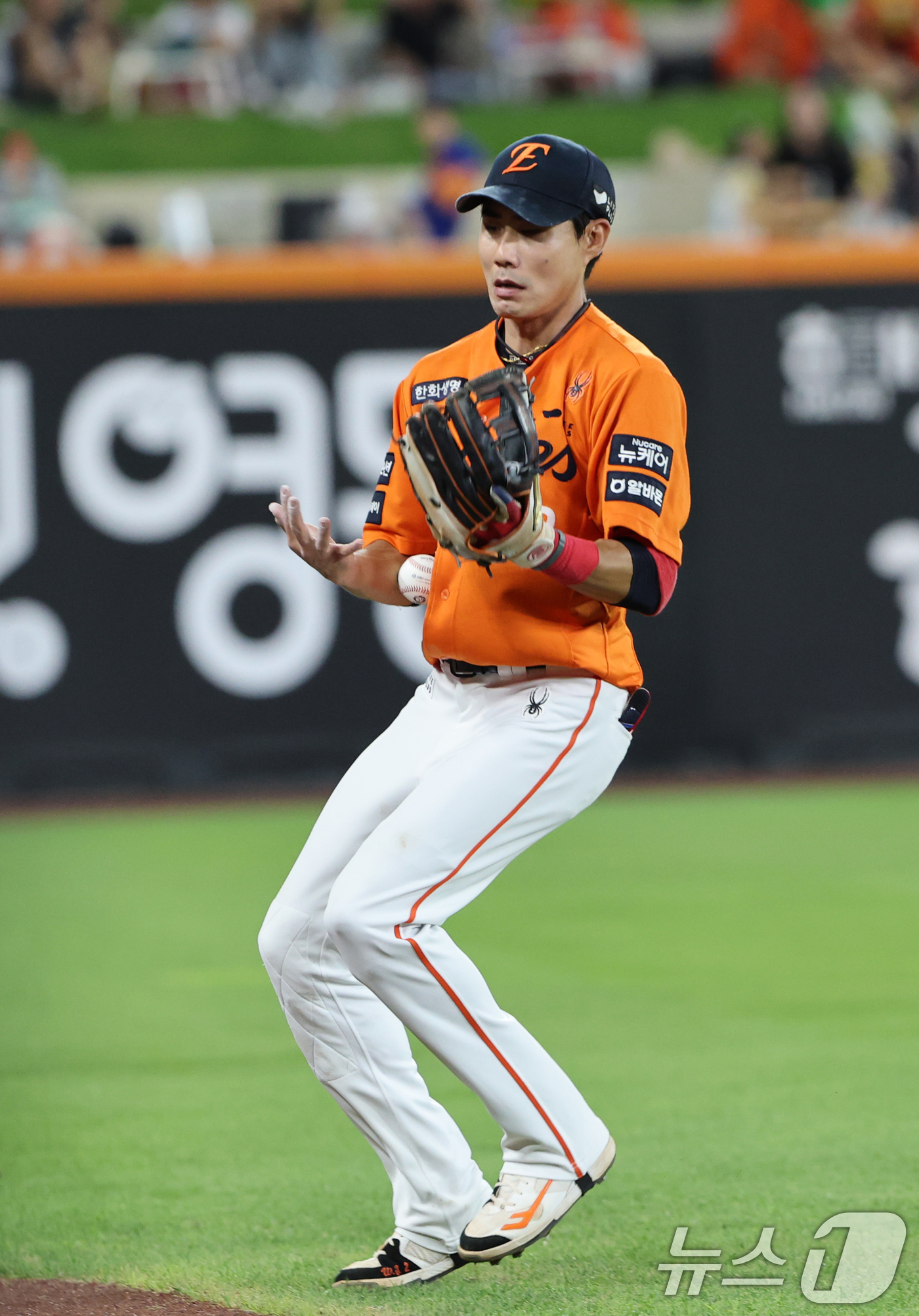 (대전=뉴스1) 김기태 기자 = 22일 대전 한화생명볼파크에서 열린 프로야구 '2025 신한 SOL 뱅크 KBO리그' 한화이글스와 SSG 랜더스 경기에서 5회초 SSG 최지훈의 내 …