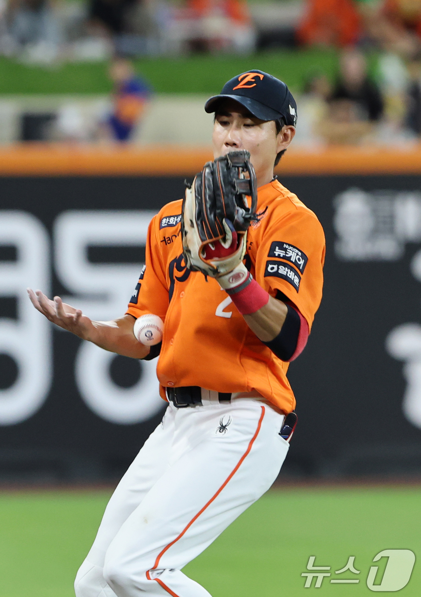 (대전=뉴스1) 김기태 기자 = 22일 대전 한화생명볼파크에서 열린 프로야구 '2025 신한 SOL 뱅크 KBO리그' 한화이글스와 SSG 랜더스 경기에서 5회초 SSG 최지훈의 내 …